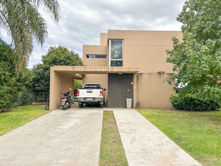 Casa 4 dormitorios en barrio San Marino