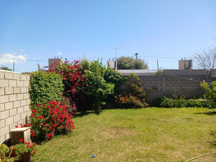 ALTA GRACIA, Portales del Sol, casa de 2 dorm. baño coc/com. Estar/comedor patio y  Garaje
