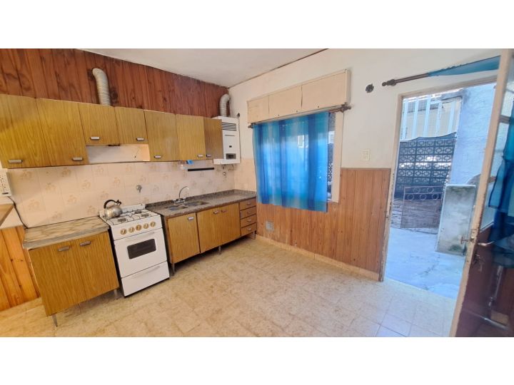 VENTA CASA DE PASILLO TRES DORMITORIOS Y COMODIN ZONA NORTE