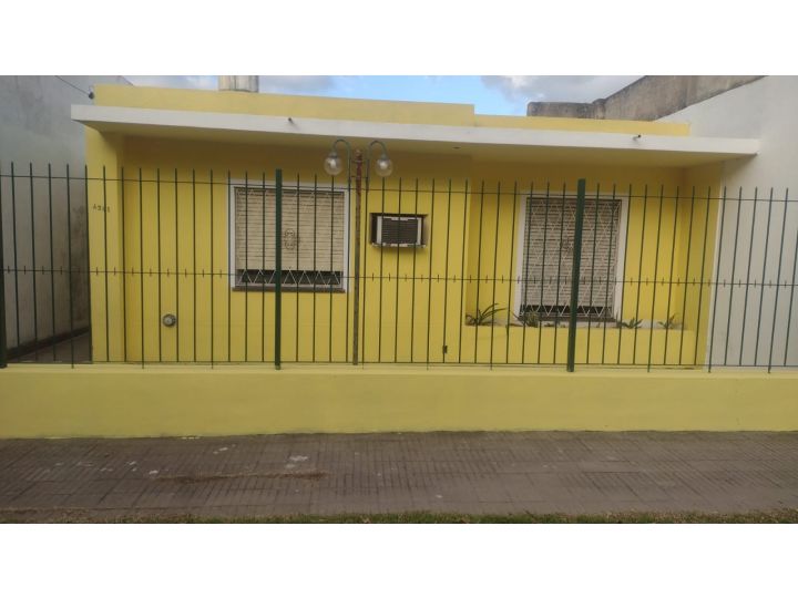 RETASADA. Casa de dos dormitorios con Patio. Laprida 4381