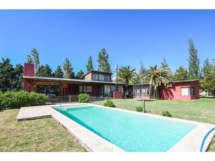 VENTA CASA COUNTRY LOS ALAMOS. 3 DORMITORIOS . ESCRITORIO . PISCINA. LOTE 1600 M2 . EXCELENTE ENTORNO. SEGURIDAD