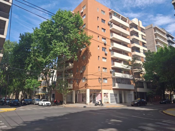 Rosario: Riobamba 891 Piso 6 Dto B departamento de 2 dormitorios con cochera, Santa Fe, Argentina