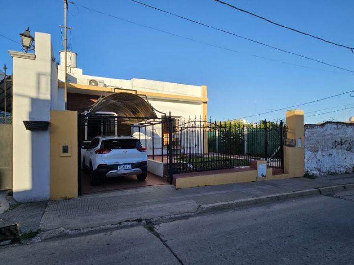 Amplia casa de 4 dormitorios con magnífica ubicación! Gran patio, cochera y todos los servicios! Chacabuco 144 e/ Perón y Mitre