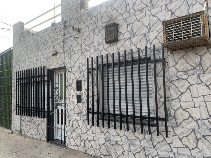 Casa en esquina. con Terraza y Galpon/ Local al frente