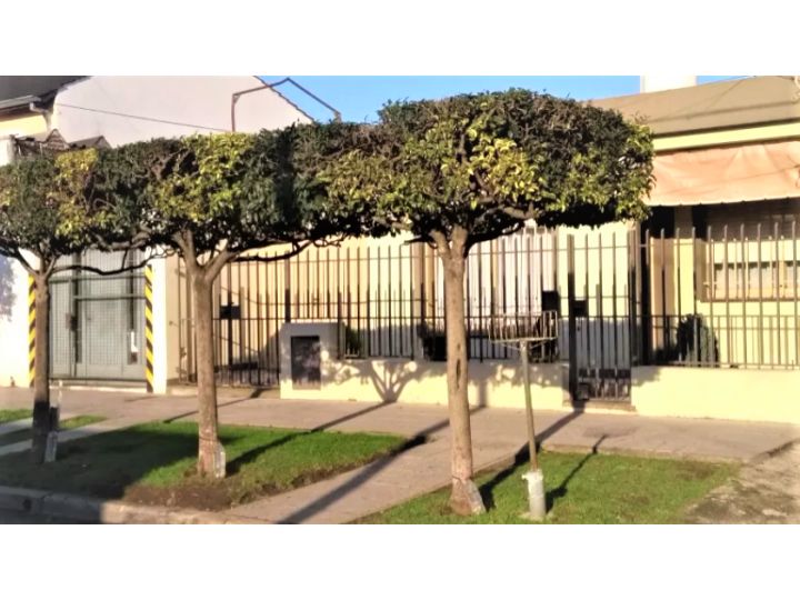 CASA DE 3 O 4 AMBIENTES EN VILLA LUZURIAGA VENTA
