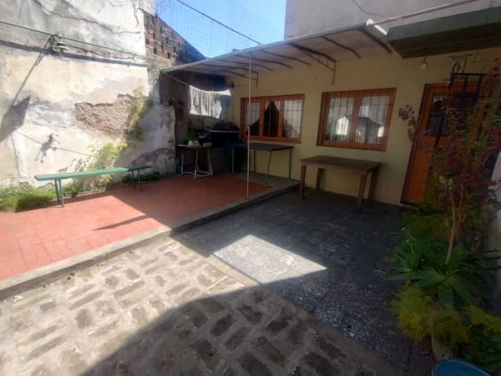 CASA EN LOTE PROPIO EN ESQUINA CON TRES DORMITORIOS, ALTILLO Y COCHERA, Madariaga 6400 - Villa Lugano