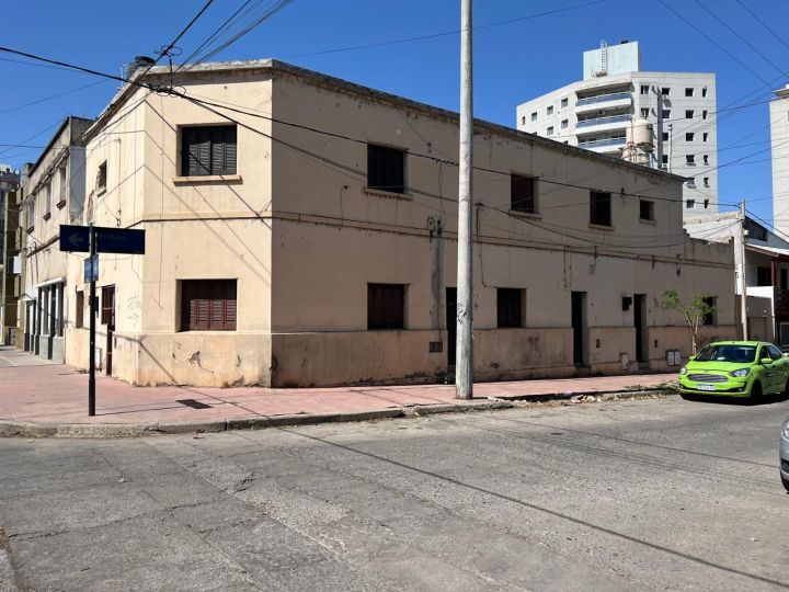 Casa esquina apta edificio Barrio Providencia