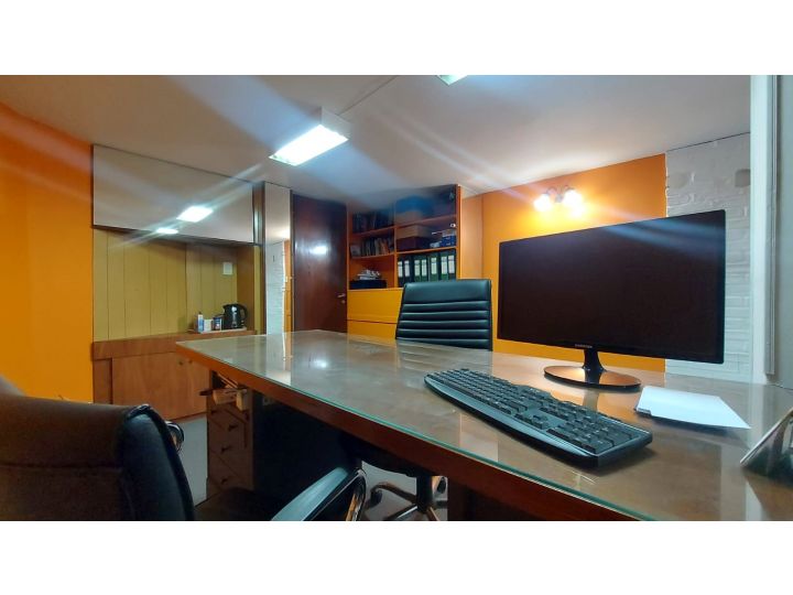 Oficinas / Consultorio / Local entrada directo desde la calle