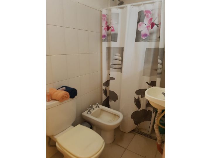 VENDO CASA MAS DPTO EN EL CENTRO DE BARRIO ALBERDI