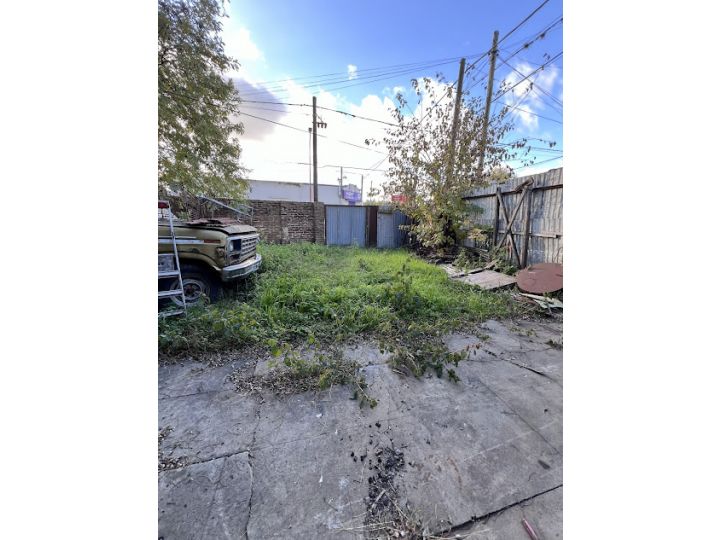 Galpón ubicado en la esquina de Belgrano y Azara