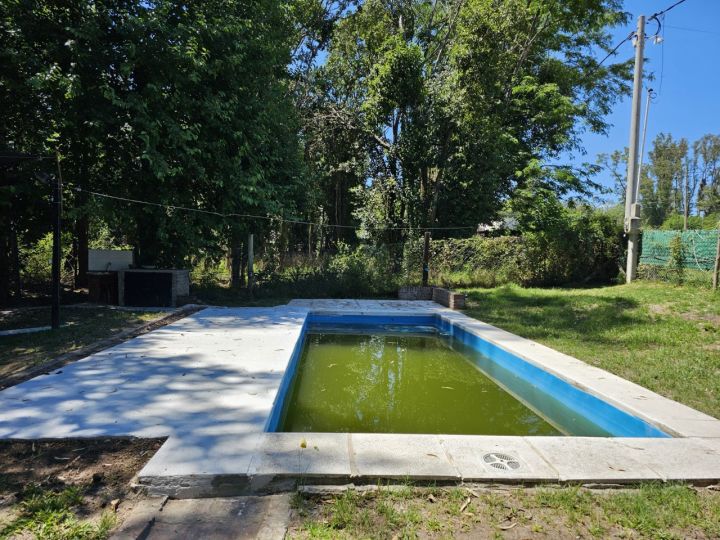 Cabaña con pileta, en lote arbolado de 1.017 m2