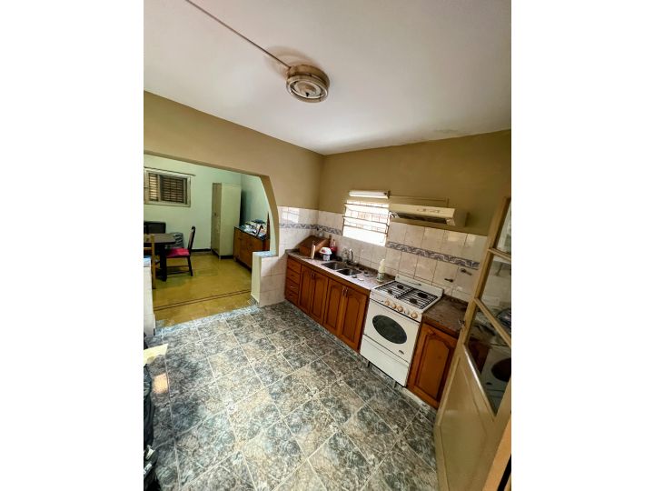 ALQUILER. CENTRO. CASA 4 DORM! CON PATIO QUINCHO Y ASADOR! NO PAGA EXPENSAS