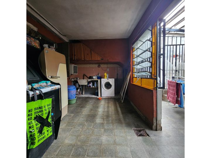 CASA  DE DOS DORMITORIOS CON COCHERA