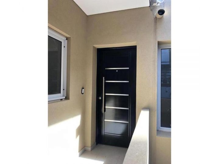 Departamento de pasillo 2 dormitorios en PH, Pellegrini   1600