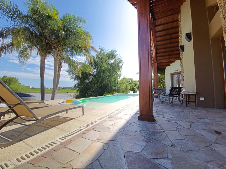 Casa de 4 habitaciones en suite, 6 baños, playa privada, quincho, amplio parque arbolado y bajada al ríol! El Solar