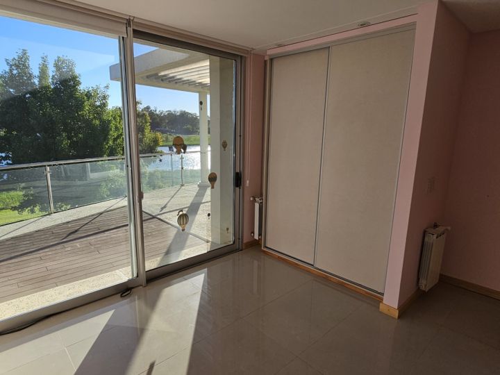 Casa de  4 habitaciones, 3 baños en 2 plantas .Pileta, galería con parrillero, jardín y bajada al ríol! El Solar de Victoria