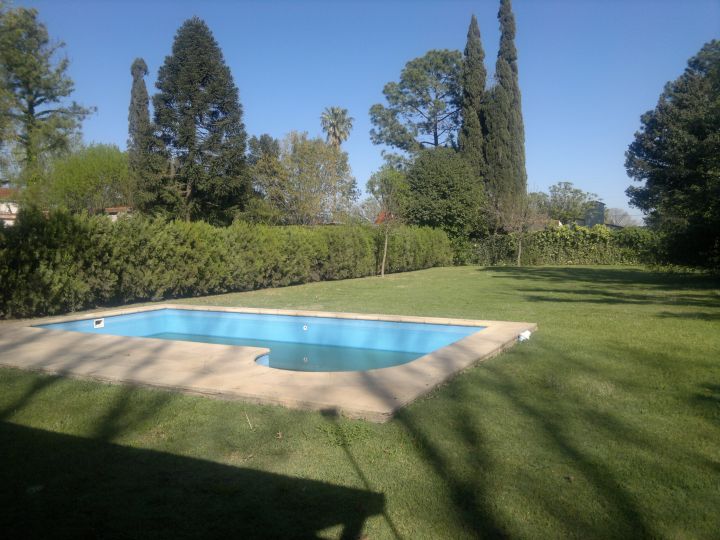 Casa 2 dormitorios amplio jardín y pileta