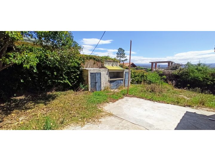 ALQUILER. CASA CARLOS PAZ. BARRIO MALVINAS. 2 DORM CON GRAN PATIO, PILETA Y COCHERA