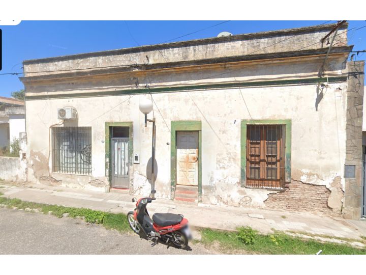 Casa a refaccionar con amplio terreno. Local comercial. Junin entre 25 de Mayo y Abasolo