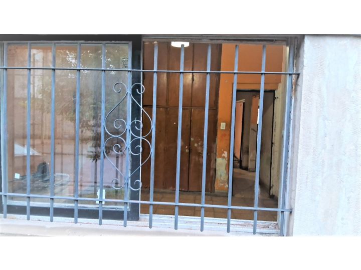 CASA/LOCAL, SOBRE LOTE PROPIO EN MORON, CON RENTA!!