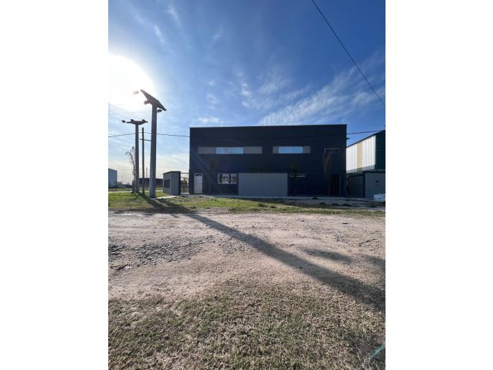 Galpón en Venta o Alquiler a metros del Parque industrial