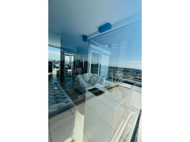 Penthouse de dos plantas de 4 ambientes, con vistas panorámicas, con dos suites amenities y cochera