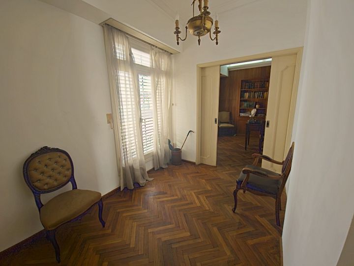 VENTA - Amplia casa de cuatro dormitorios, office, gran patio, cuatro baños. Italia entre Maipu y España.