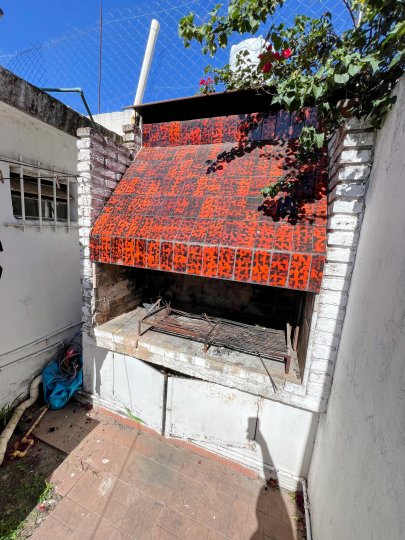 ALQUILER. CARAFA AL 2000. DEPTO 1 DORM CON PATIO COMPARTIDO. NO PAGA EXPENSAS