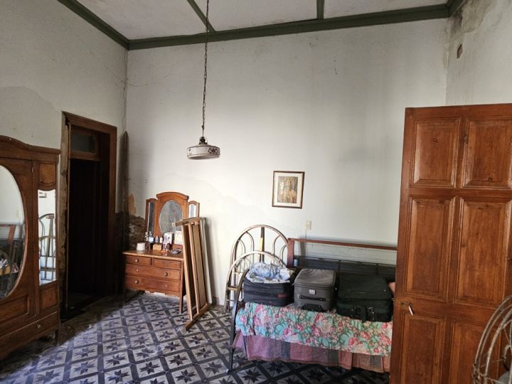 ¡VENTA! Casa céntrica a refaccionar de 3 dormitorios con jardín!  Vélez Sarsfield e/ San Martín y Alem - Victoria, Entre Ríos