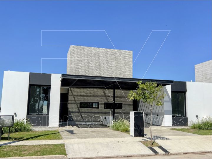 VENTA. DISTRITO SUR. PROPIEDAD 2 DORMITORIOS 2 BAÑOS. DISEÑO Y CALIDAD. TERRENO 210 MTS