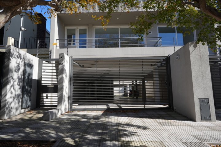 EXCELENTE DEPARTAMENTO 3 AMBIENTES EN CASTELAR