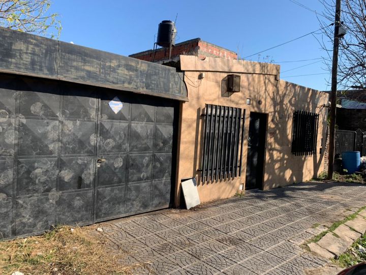 Casa con garaje y amplio patio. Acepta permuta