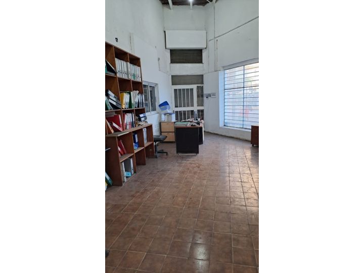 LOCAL comercial opción con vivienda , en excelente esquina de Parque patricios