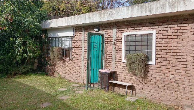 Casa 3 ambientes con departamento 2 ambientes.- Castelar Sur