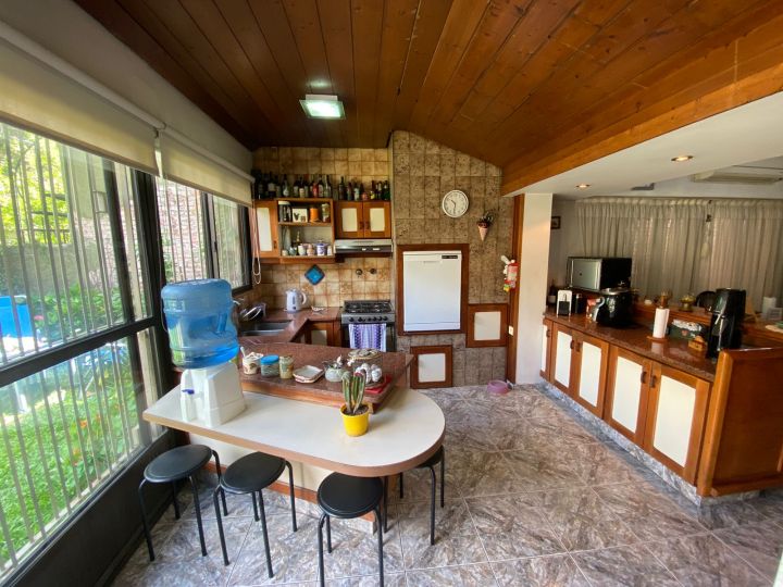 CHALET 4 AMBIENTES  EXCELENTE UBICACION EN CASTELAR