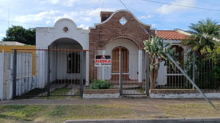 ALQUILA CASA 3 DORM B° ROSEDAL- CBA