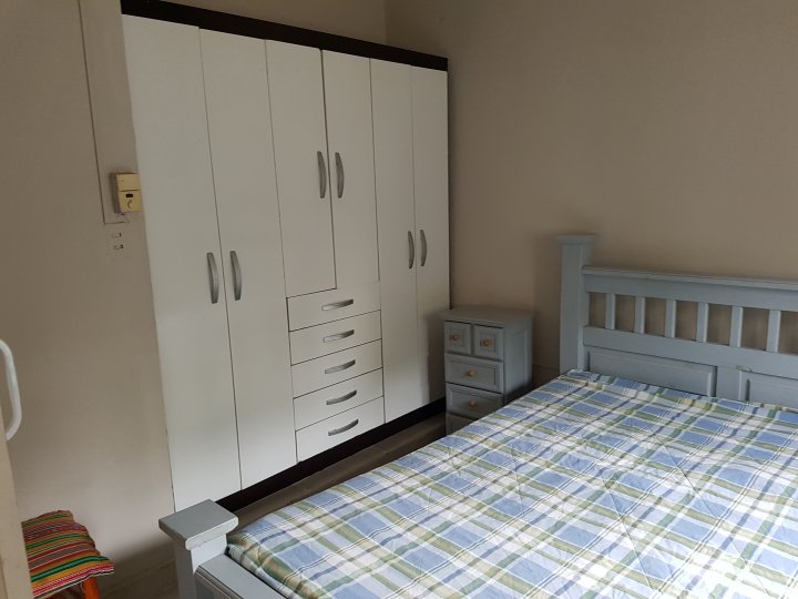 ALQUILO CASA AMOBLADA UN DORM BANDA NORTE