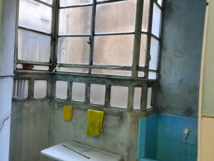 VENTA URGENTE PARA RECICLAR CON MUCHAS POSIBILIDADES 4 AMBIENTES DOS BAÑOS 77 M2 RIVADAVIA 2516  EXCELENTE NEGOCIO