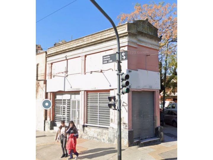 LOCAL comercial, en excelente esquina de Parque patricios