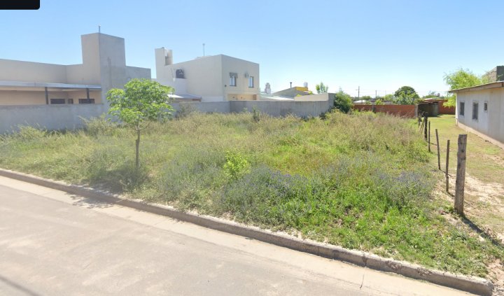 Terreno con todos los servicios (8,60 x 27). Basualdo y Varela