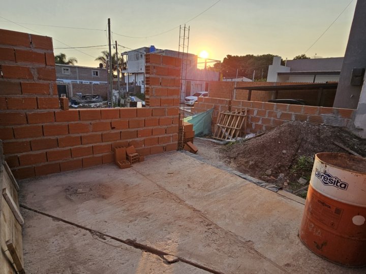 Casa de dos dormitorios en obra, sobre terreno de 308 m2