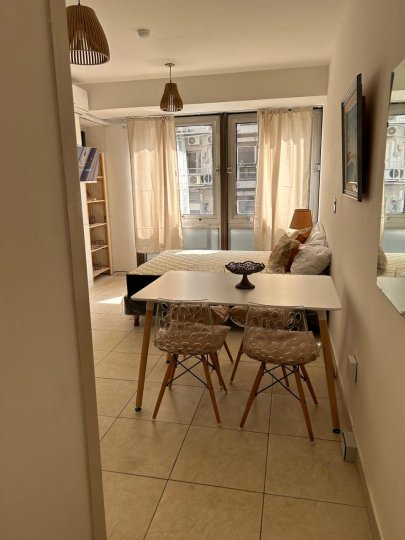 Centro, Esmeralda 700, 1 amb, 30m2, u$s 450 + servicios.