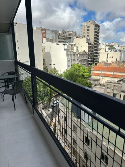 Recoleta, Arroyo 900, piso 7, 2 amb, 60m2, u$s 850 + luz + agua.