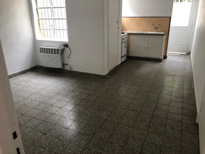 Venta - Casa de 2 dormitorios con excelente ubicación! A 2 cuadras de Plaza San Martín! Ezpeleta y Laprida