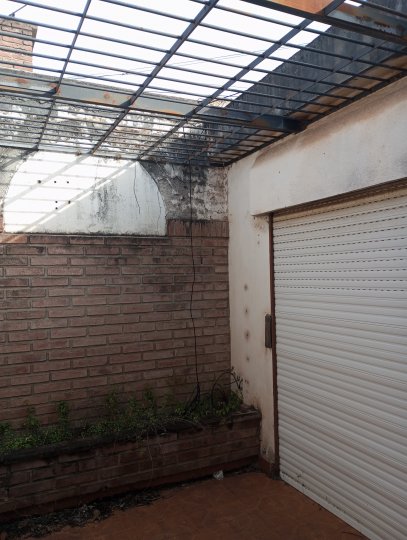 VENDO CASA A REFACCIONAR, B° AYACUCHO