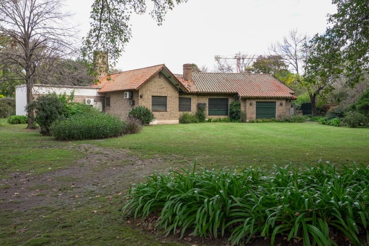 VENTA- CASA EN FISHERTON DE 4 DORMITORIOS- JARDÍN Y PARRILLA