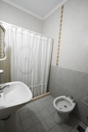 Casa céntrica en la ciudad de Funes, 2 dormitorios + local.