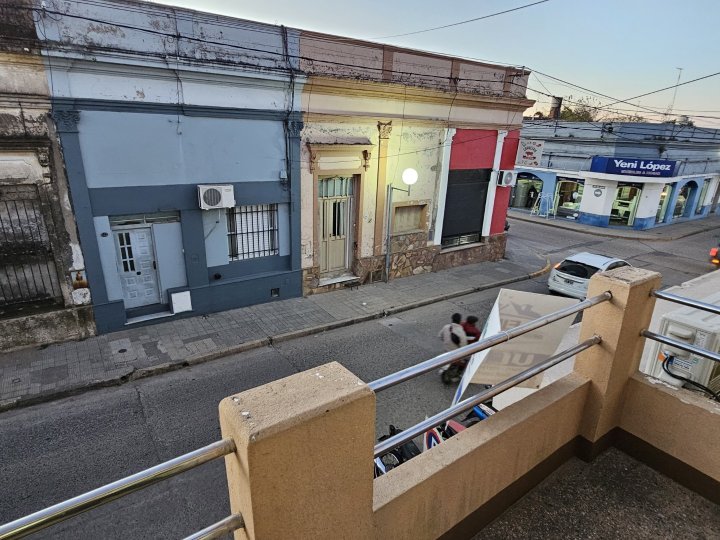 Casa de dos dormitorios, excelente ubicacion, Laprida y 25 de Mayo!