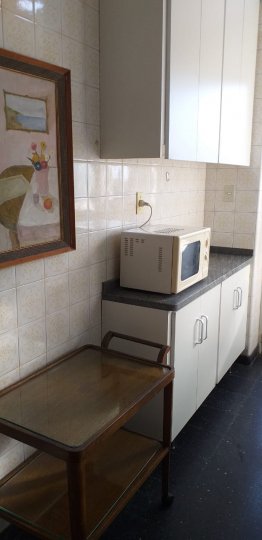 Recoleta, Arroyo 900, piso 8, 2 amb, 60m2, u$s 750 + expensas + agua +luz + agua. Expensas Mayo 2025= $ 145,000.-