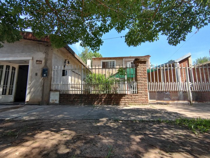 Casa 5 dormitorios con local, jardín y cocheras